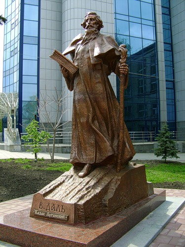 Пам’ятник В. Далю у Луганську. 2004. Бронза, граніт